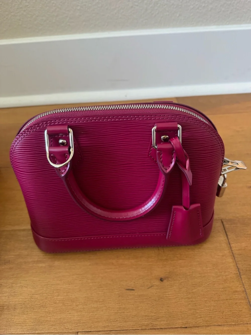 Louis Vuitton Alma BB Epi Leather Satchel in Fuchsia - Picture 5 of 10